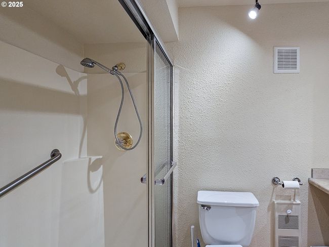 BLDG-25 - 213 Oswego Smt, Condo with 2 bedrooms, 2 bathrooms and 1 parking in Lake Oswego OR | Image 27
