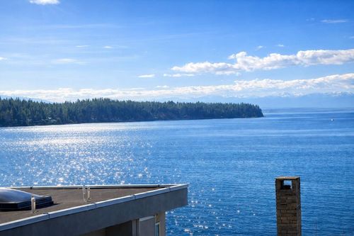 15519 Columbia Ave, White Rock, BC, V4B1K5 | Card Image