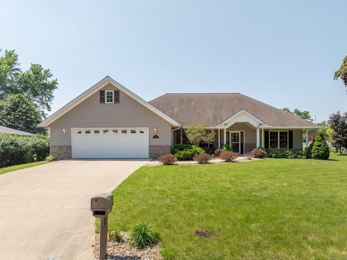 212 Cedar Cir, Charles City, IA, 50616-1606 | Card Image