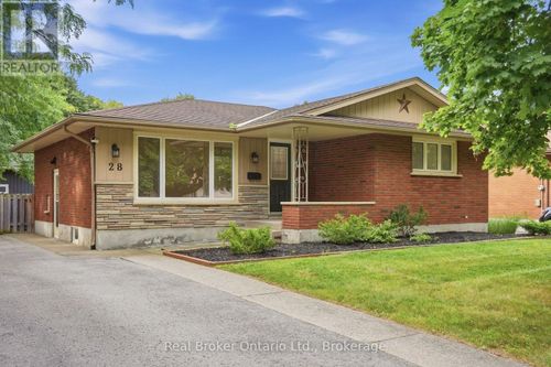 28 Brentwood Dr, St. Catharines, ON, L2M4M2 | Card Image