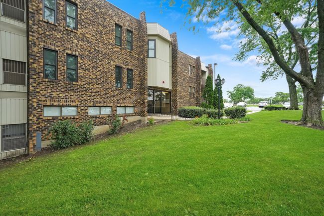 APT-1-16B - 2287 Country Club Dr, Condo with 1 bedrooms, 1 bathrooms and 2 parking in Woodridge IL | Image 23