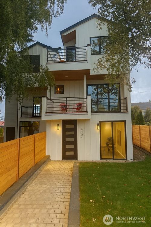 4402 52nd Ave Sw, Seattle, WA, 98116-3906 | Card Image