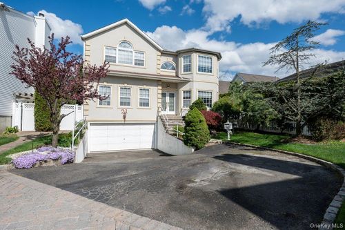 21 Central Ct, Carle Place, NY, 11514-1199 | Card Image