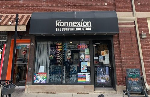 106 S Linn St, Iowa City, IA, 52240-1802 | Card Image