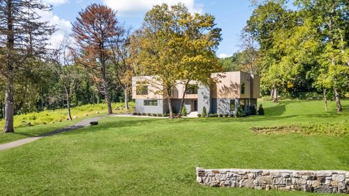 28 Mclain St, Mount Kisco, NY, 10549-4934 | Card Image