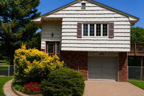 23 Brennan St, Huntington, NY, 11743-5517 | Card Image
