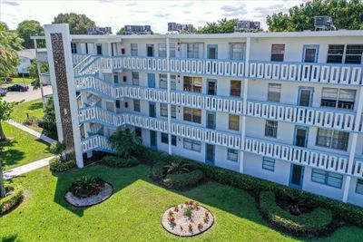 B - 4025 Swansea B, Condo with 2 bedrooms, 2 bathrooms and null parking in Deerfield Beach FL | Image 2