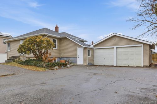 633 7th St, West Babylon, NY, 11704-4201 | Card Image