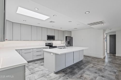 5859 E Thomas Rd, Scottsdale, AZ, 85251-7503 | Card Image