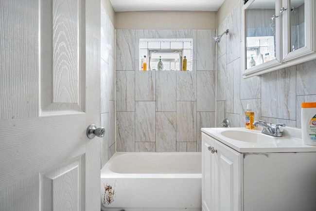 5211 S 73 Rd Ct, Home with 7 bedrooms, 4 bathrooms and 4 parking in Summit IL | Image 6