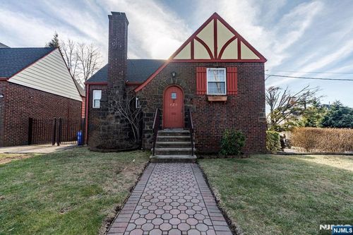 820 Elizabeth St, Ridgefield, NJ, 07657-2512 | Card Image