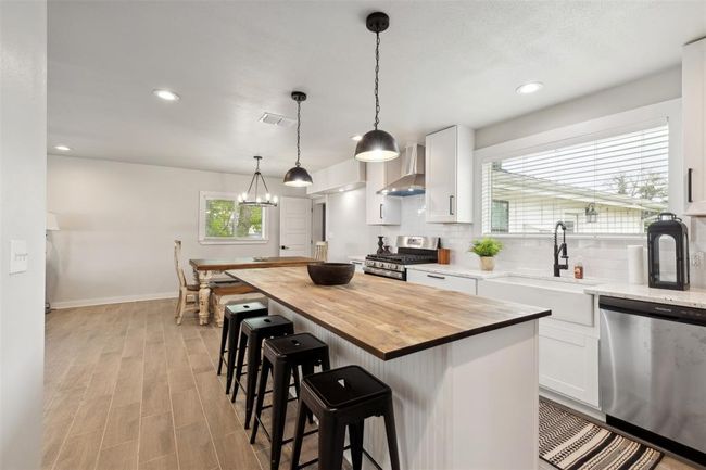 5530 Us Highway 90 A W, House other with 4 bedrooms, 2 bathrooms and 2 parking in Shiner TX | Image 9