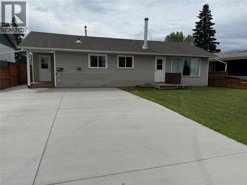 913 111 Ave, Dawson Creek, BC, V1G2X4 | Card Image