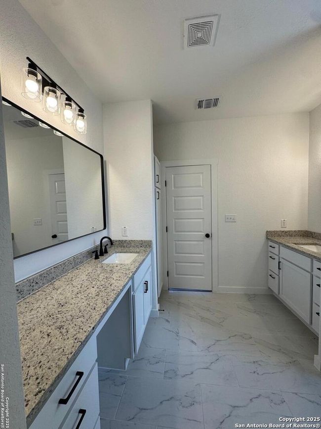 2002 Owens Ave, House other with 3 bedrooms, 2 bathrooms and null parking in Three Rivers TX | Image 21