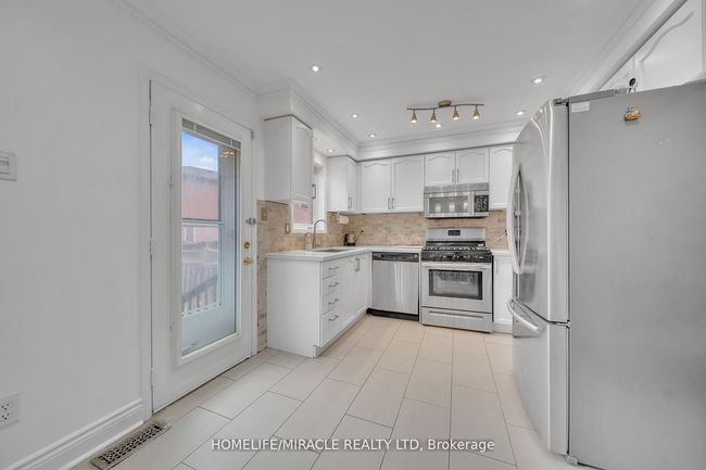 93 Crystal Glen Cres, House attached with 4 bedrooms, 4 bathrooms and 2 parking in Brampton ON | Image 21