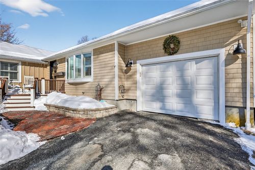 92 Locust Ave, Portsmouth, RI, 02871-1125 | Card Image