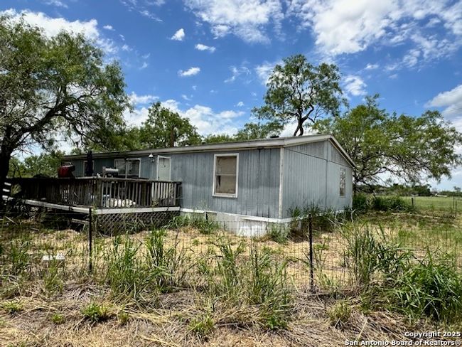7527 N State Highway 16, Home with 3 bedrooms, 2 bathrooms and null parking in Poteet TX | Image 7