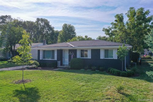 15668 Masonic, Fraser, MI, 48026-2618 | Card Image