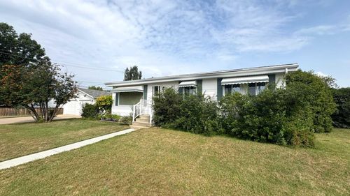 902 15 Street, Wainwright, AB, T9W1E6 | Card Image