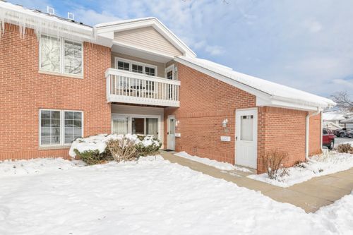 8782 Woodbridge Dr, Greendale, WI, 53129-1087 | Card Image