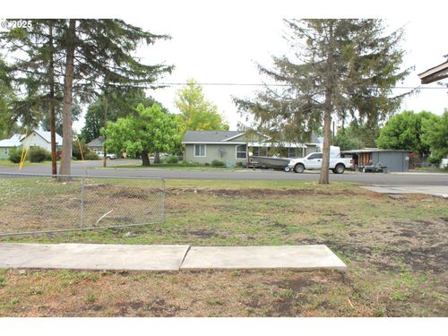 895 Auburn Ave, Baker City, OR, 97814-4004 | Card Image