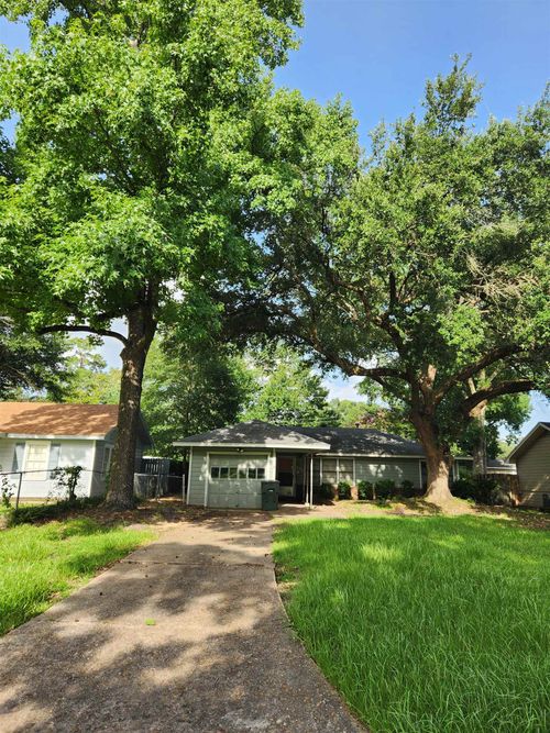 970 Peyton Dr, Beaumont, TX, 77706-6132 | Card Image