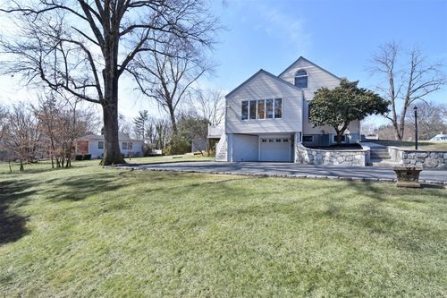 24 Lochland Rd, Valhalla, NY, 10595-1222 | Card Image