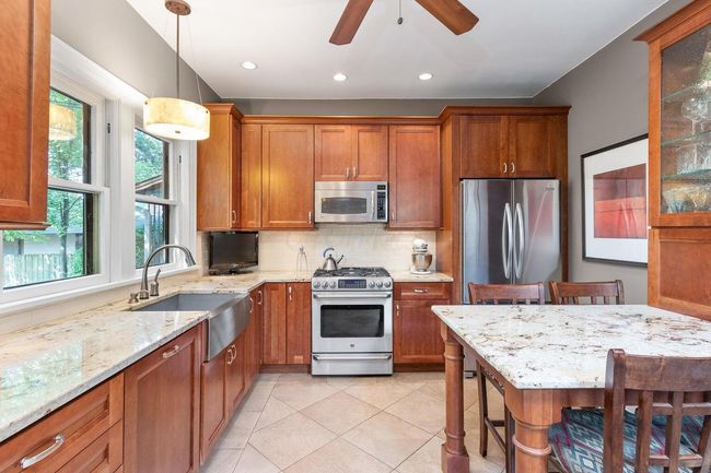 Updated kitchen - unit 831 | Image 18