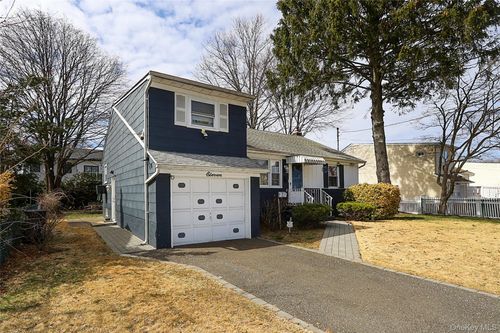 11 Elton St, Westbury, NY, 11590-4622 | Card Image