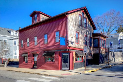 2 Perry St, Newport, RI, 02840-4049 | Card Image