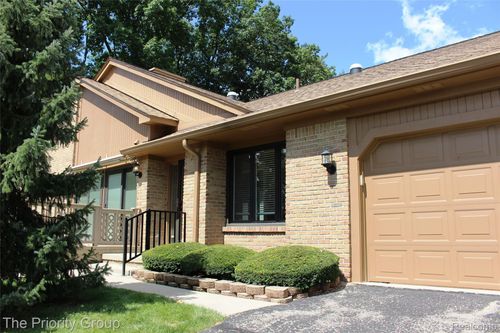38-2182 London Bridge Dr, Rochester Hills, MI, 48307-4231 | Card Image