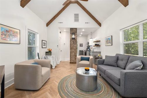 93 S West Ave, Fayetteville, AR, 72701-5845 | Card Image