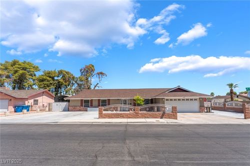 4590 E Saint Louis Ave, Las Vegas, NV, 89104-5648 | Card Image