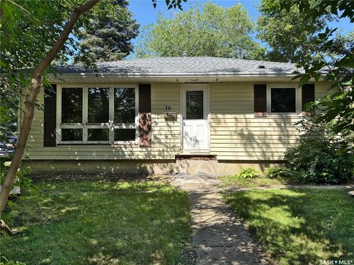 16 29th St E, House with 3 bedrooms, 2 bathrooms and 10 parking in Prince Albert SK | Card Image