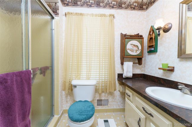 half bath on entry level | Image 18