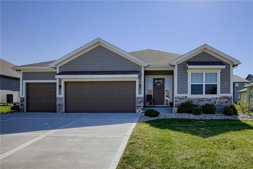 13705 75th St, Parkville, MO, 64152-5142 | Card Image