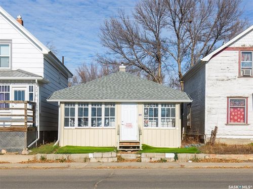 426 Fairford St W, Moose Jaw, SK, S6H1W2 | Card Image