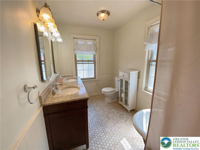 Main Bathroom | Image 20
