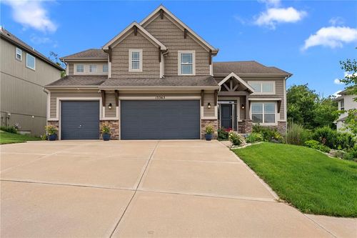13365 Nw 72nd St, Parkville, MO, 64152-1105 | Card Image