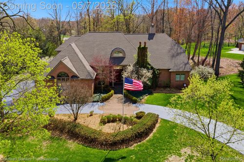 7520 Mistwood Dr, White Lake, MI, 48383-3945 | Card Image