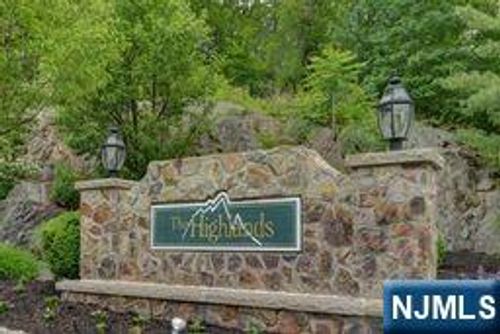 158 Mountainside Dr, Pompton Lakes, NJ, 07442-1756 | Card Image
