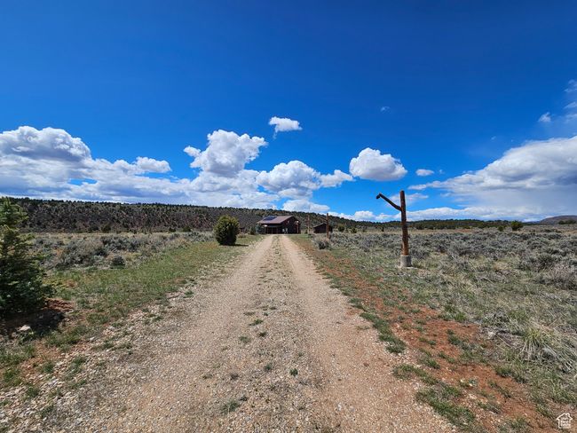 Driveway to the home | Image 17
