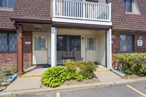 21-21 Cambridge Dr, Babylon, NY, 11702-3609 | Card Image