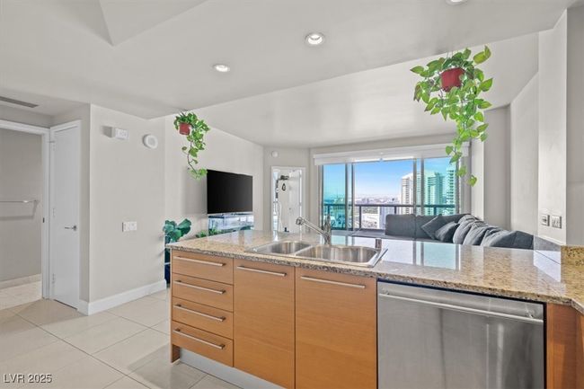 UNIT-3005 - 222 Karen Ave, Home with 1 bedrooms, 2 bathrooms and 1 parking in Las Vegas NV | Image 16