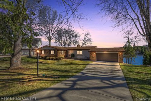 8028 Ore Knob Dr, Fenton, MI, 48430-9355 | Card Image