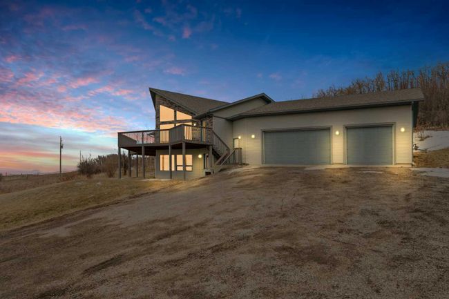 32087 393 Avenue E, Home with 3 bedrooms, 3 bathrooms and 10 parking in Rural Foothills County AB | Image 2