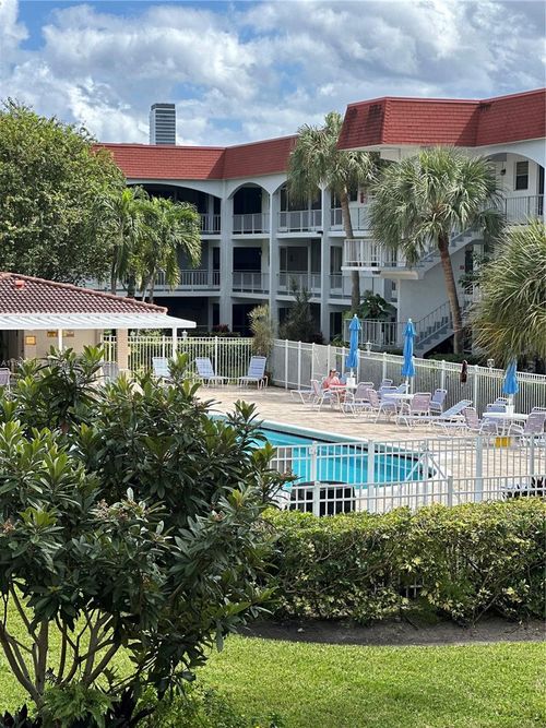 b-581 Blue Heron Dr, Hallandale Beach, FL, 33009-5738 | Card Image