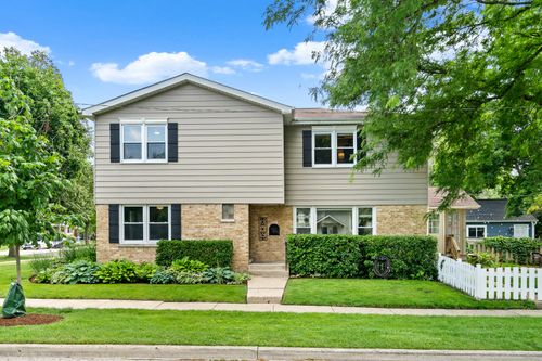 15 E Fairview St, Arlington Heights, IL, 60005-2612 | Card Image