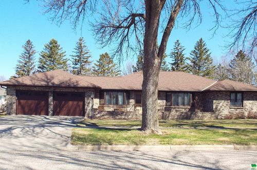 916 5th St Ne, Sibley, IA, 51249-1002 | Card Image