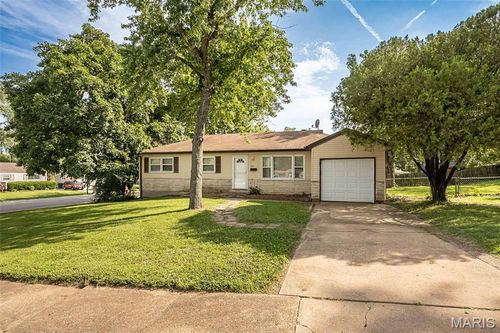 1115 Forestwood Dr, Ferguson, MO, 63135-2811 | Card Image